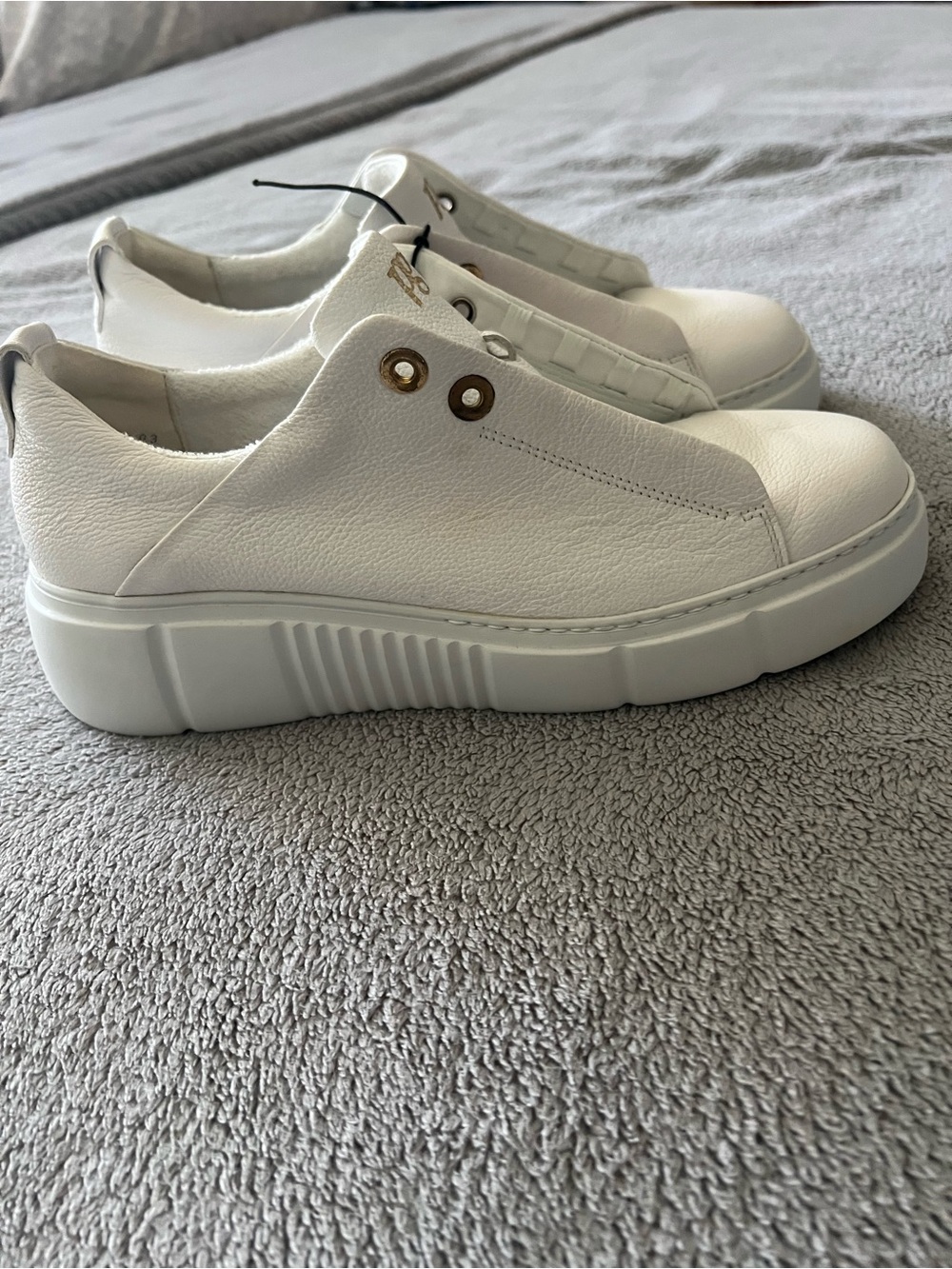 Paul Green White Slip-On Leather Sneakers with Gold Logo - Picture 3 of 14